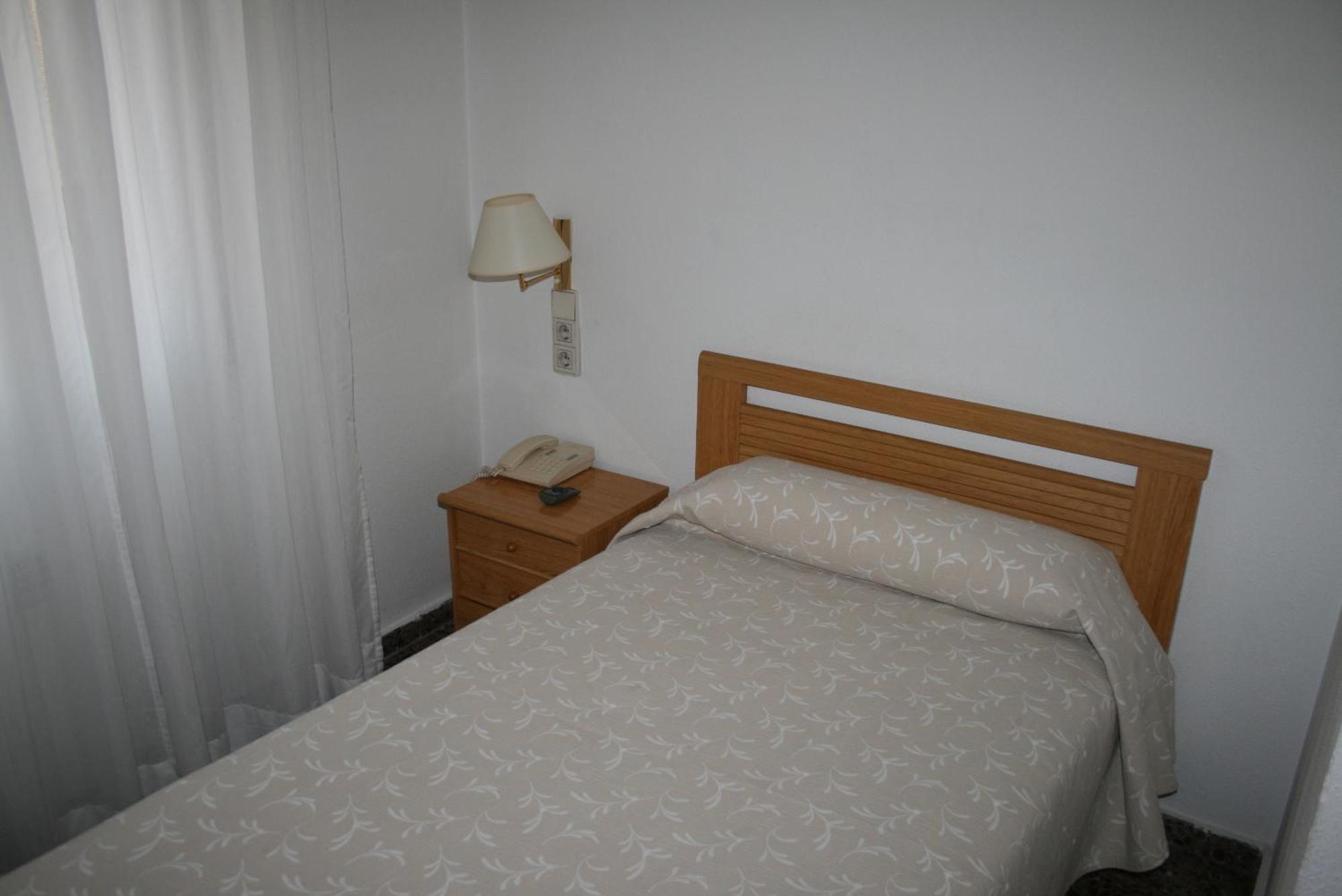 Hostal Puente De Piedra Zaragoza Bilik gambar