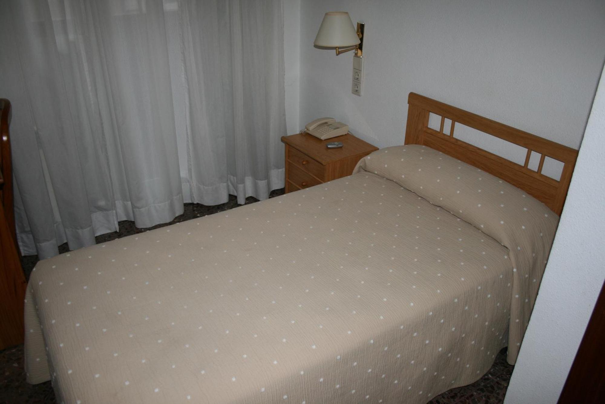 Hostal Puente De Piedra Zaragoza Bilik gambar