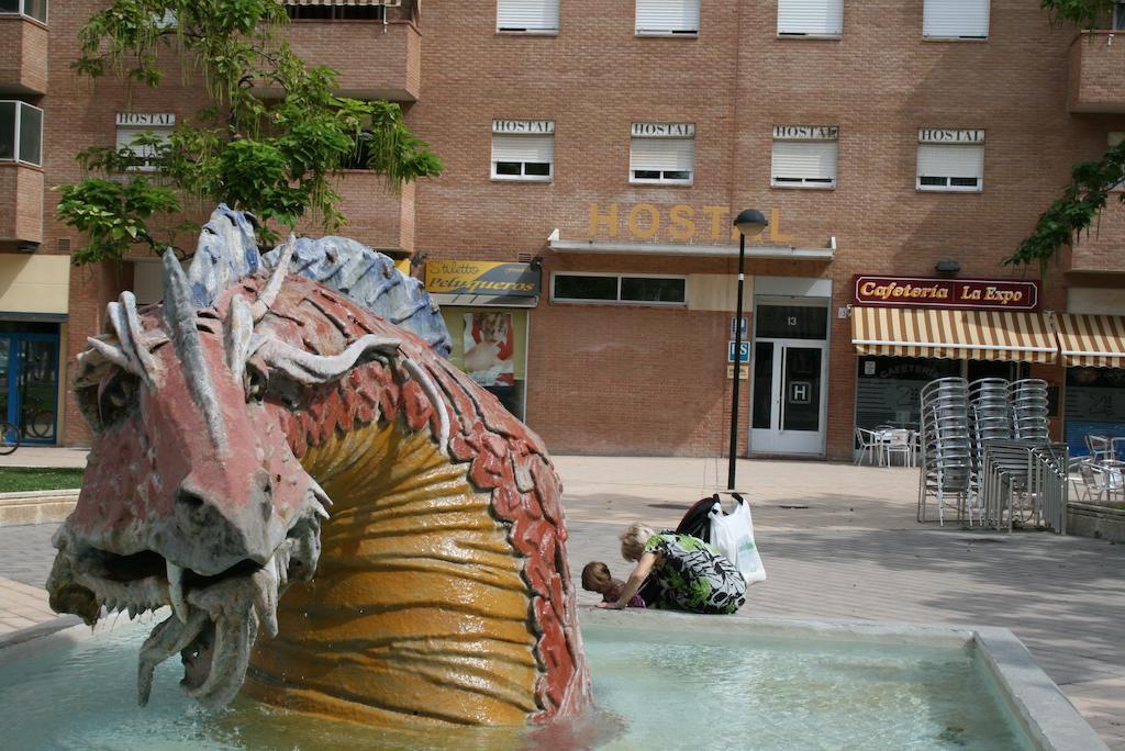 Hostal Puente De Piedra Zaragoza Luaran gambar