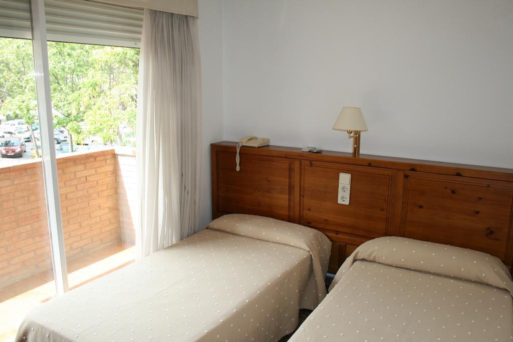 Hostal Puente De Piedra Zaragoza Bilik gambar
